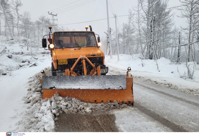 Αγρίεψε ο καιρός: Πυκνή χιονόπτωση στη Μαλακάσα - Βγήκαν τα εκχιονιστικά στην Ιπποκράτειο Πολιτεία [Εικόνες-Βίντεο]