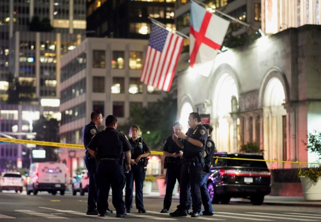 Μακελειό στο Μανχάταν: Μπήκε ανενόχλητος σε ουρανοξύστη και σκότωσε 4 άτομα – Εφραξαν την πόρτα με καναπέδες για να σωθούν