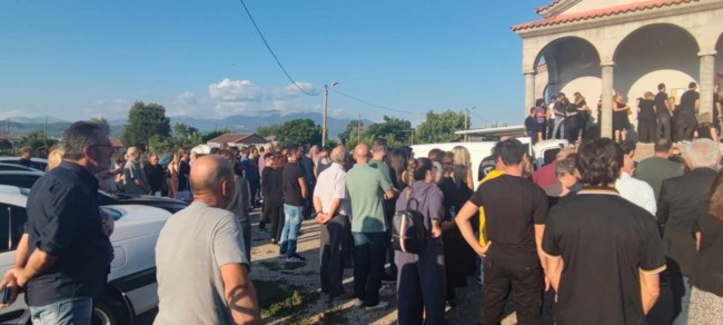 Αγρίνιο: Σπαραγμός στην κηδεία της δίχρονης Αλεξάνδρας- Συντετριμμένοι οι γονείς της από την αδιανόητη τραγωδία