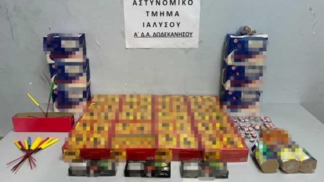 Συλλήψεις σε Ρόδο - Μεγαλόπολη: Κατασχέθηκαν πάνω από 53 χιλ. βεγγαλικά και κροτίδες [εικόνες]