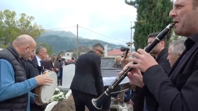 Γρηγόρης Καψάλης: Συγκίνηση και κλαρίνα στην κηδεία του σπουδαίου δεξιοτέχνη μουσικού στα Γιάννενα  [εικόνες]