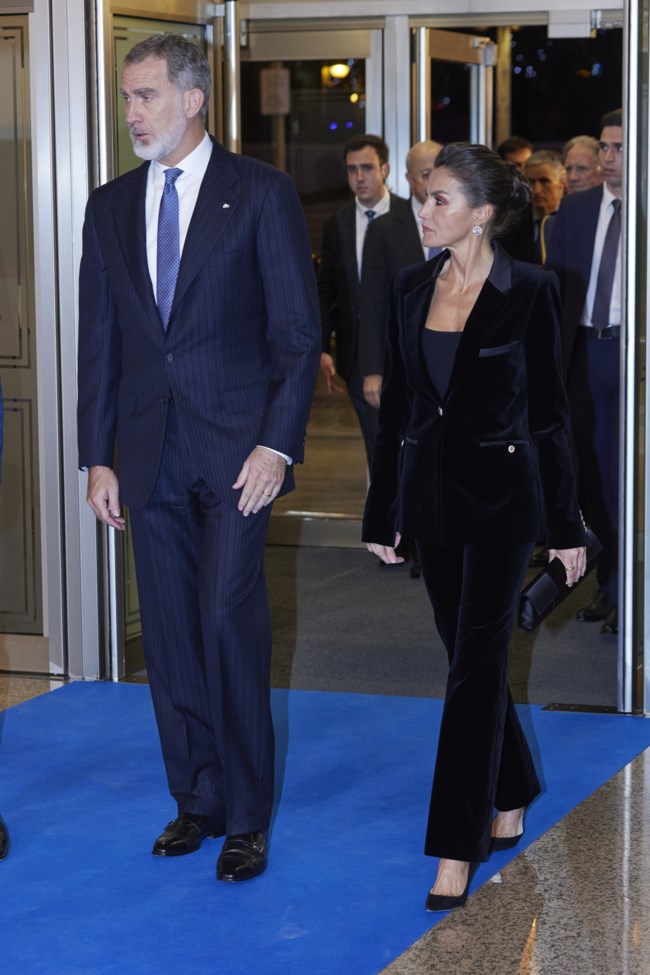 Βελούδο και στρας: Η strictly business εμφάνιση της "άπιστης" Λετίσια μετά τις αποκαλύψεις του "εραστή" που απειλεί