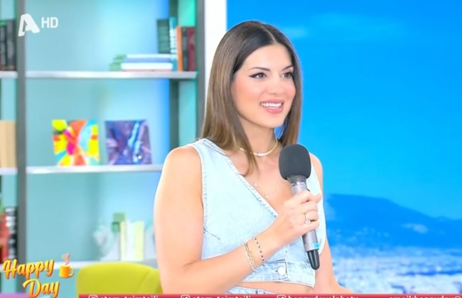 Σταματίνα Τσιμτσιλή: Φόρεσε το απόλυτο denim deux pieces: Με cropped μπούστο και φούστα με μεγάλο σκίσιμο