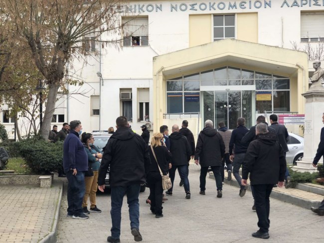 Στο νοσοκομείο Λάρισας ο Μητσοτάκης - Μίλησε με συγγενείς θυμάτων και αγνοουμένων από τα Τέμπη