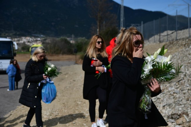 Τρισάγιο στα Τέμπη για τα θύματα της τραγωδίας: Σε άσχημη κατάσταση οι συγγενείς αφήνουν λουλούδια και φωτογραφίες