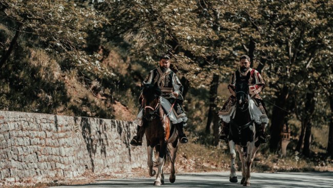 Ο γάμος της χρονιάς στα Τρίκαλα: Ζευγάρι τίμησε τα 200 χρόνια από την Ελληνική Επανάσταση [βίντεο]