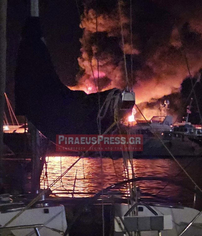 Πειραιάς: Μεγάλη φωτιά στη Μαρίνα Ζέας - Καίγονται πολυτελή γιοτ [εικόνες]  | Ελλάδα Ειδήσεις