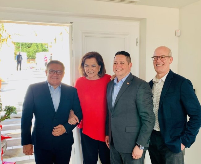 "Απόβαση" Αμερικανών στο σπίτι της Ντόρας στα Χανιά: Ντολμαδάκια α λα Μαρίκα, γιουβέτσι, γαρίδες και σπανακόπιτα