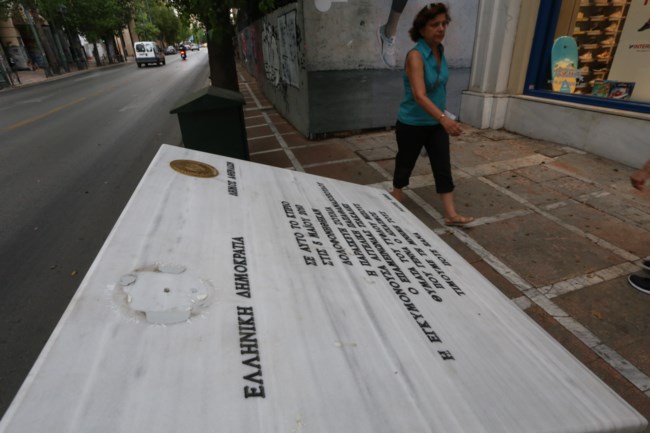 Αγνωστοι βανδάλισαν το μνημείο της Marfin στη Σταδίου [εικόνες]