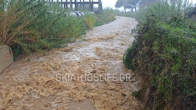 "Βούλιαξε" η Σκιάθος από την κακοκαιρία - Ποτάμια οι δρόμοι [Βίντεο]