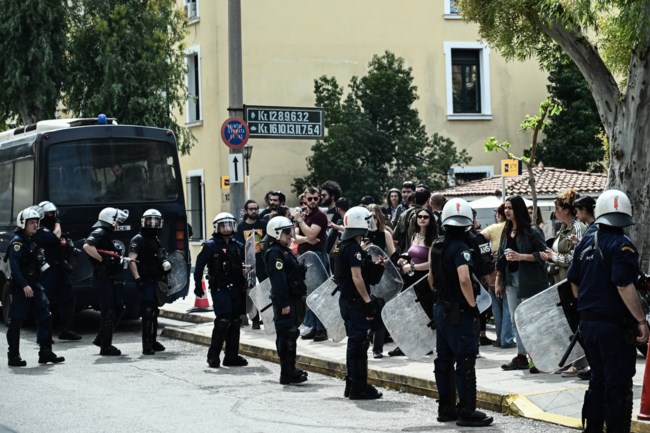 Γυναικοκτονία στους Αγίους Αναργύρους: Στην ανακρίτρια ο 39χρονος – Αποδοκιμάστηκε έντονα, ένταση με συγκεντρωμένους