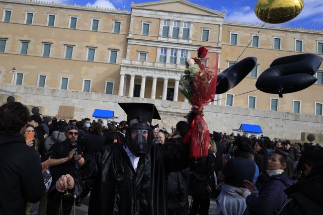Διαδηλωτής ντύθηκε "δικαιοσύνη"