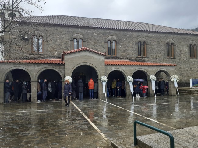Ανείπωτος πόνος στα Τζουμέρκα: Συγγενείς και φίλοι είπαν τελευταίο αντίο στον 21χρονο Ερμή Θεοχαρόπουλο