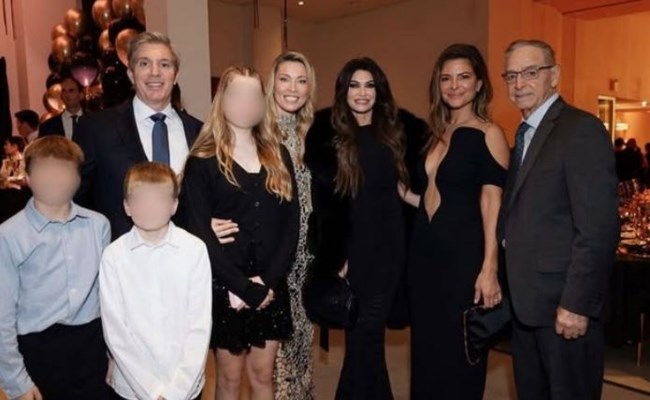 Μαριέττα Χρουσαλά - Λέων Πατίτσας: Σπάνια φωτογραφία με τα τρία παιδιά τους