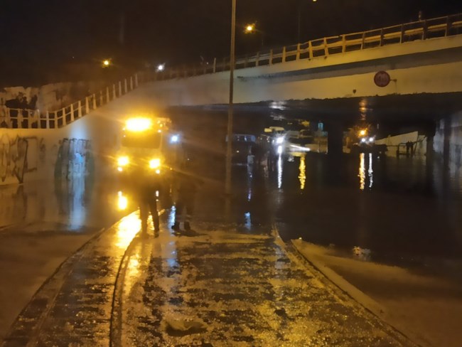 Ποσειδώνος: Καρέ - καρέ η απομάκρυνση του κουφαριού του "βυθισμένου" λεωφορείου που έγινε viral [εικόνες-βίντεο]