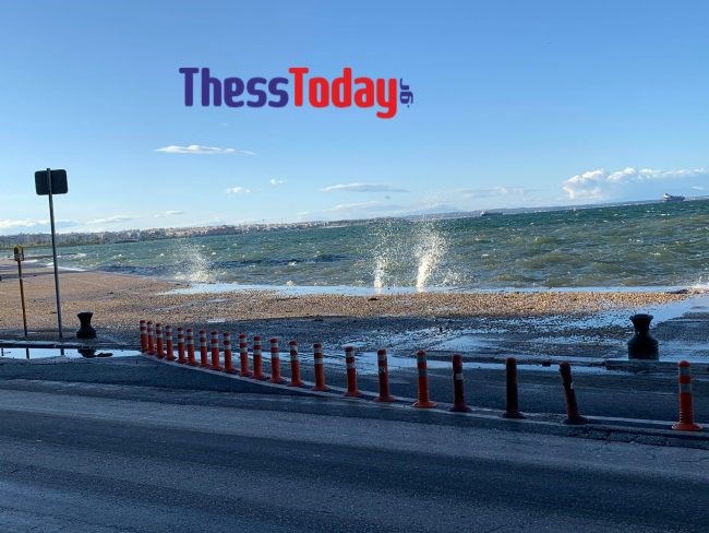 Θεσσαλονίκη: Η θάλασσα βγήκε στη… στεριά, λόγω των ισχυρών ανέμων [εικόνες]