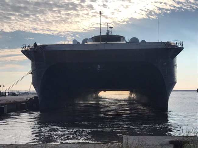 "Aπόβαση" στην Αλεξανδρούπολη: Κατέπλευσε το θηριώδες αμερικανικό μεταγωγικό "USNS Yuma" [εικόνες - βίντεο]