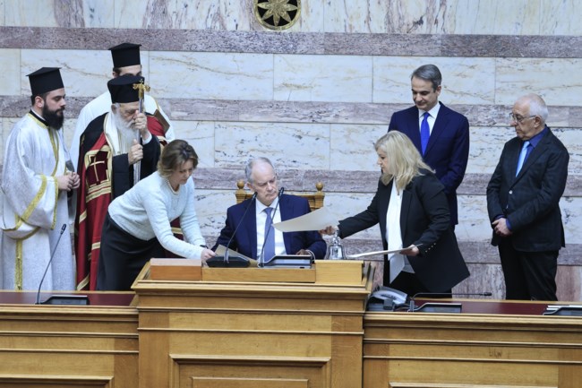 Οι υπογραφές μετά την ορκωμοσία