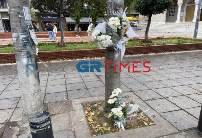 Θεσσαλονίκη: Πολίτες αφήνουν λευκά λουλούδια στο σημείο που παρασύρθηκε η 21χρονη [εικόνες - βίντεο]