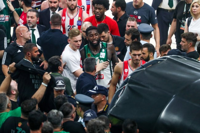 Παναθηναϊκός- Ολυμπιακός: Ο Λεσόρ χτύπησε τον Λαρεντζάκη και αυτός ανταπέδωσε - Πολλά νεύρα μετά τον αγώνα [βίντεο]