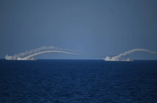 Εντυπωσιασμένος ο Δένδιας από τις βολές κατευθυνόμενων βλημάτων: Το Πολεμικό Ναυτικό μπαίνει σε νέα εποχή [εικόνες]