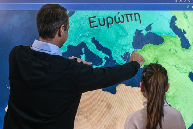Επίσκεψη Μητσοτάκη σε δημοτικό σχολείο στους Αγίους Αναργύρους - Παρακολούθησε μάθημα με διαδραστικούς πίνακες [εικόνες]