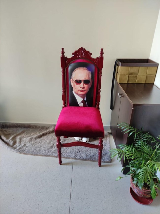 Λαθραία τσιγάρα: Αυτή είναι η καρέκλα "Πούτιν" του αρχηγού του κυκλώματος - "Πρόεδρος" ο αδερφός του