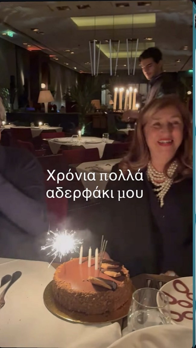 Μιμή Ντενίση: Σε κεντρικό αθηναϊκό εστιατόριο με την οικογένειά της
