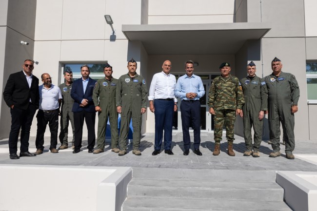 Στην 120 Πτέρυγα στην Καλαμάτα ο Μητσοτάκης: "Δίνουμε έμφαση στη σωστή εκπαίδευση των νέων αεροπόρων μας"