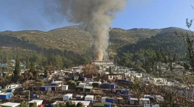 Υπό έλεγχο η φωτιά στο ΚΥΤ της Σάμου - Σημειώθηκαν εκρήξεις