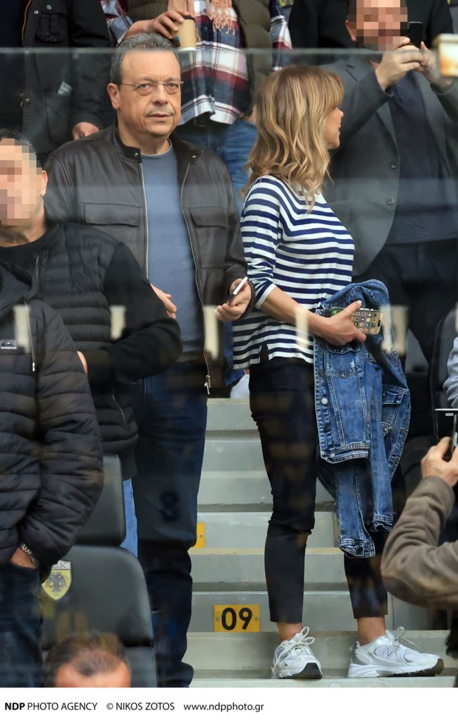 Σωκράτης Φάμελλος: Στο γήπεδο στον αγώνα ΑΕΚ - ΠΑΟΚ με τη χορογράφο σύζυγό του