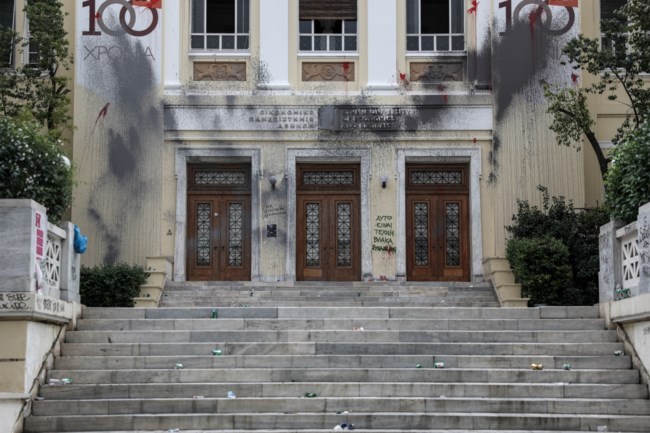 Έβγαλε το όπλο για να σωθεί από τον ξυλοδαρμό ο αστυνομικός στην ΑΣΟΕΕ