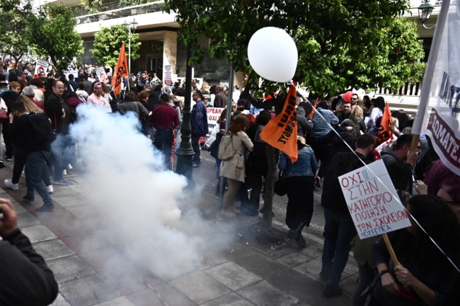 Πανεκπαιδευτικό συλλαλητήριo: Ένταση και χημικά έξω από το Μέγαρο Μαξίμου [Εικόνες - Βίντεο]