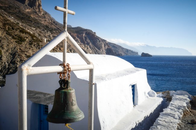 Πάσχα στην Αμοργό: Η φύση μυρίζει φυτά και βότανα, κατανυκτική ατμόσφαιρα, ψημένη ρακή, βαγιές και "Λαζαράκια"