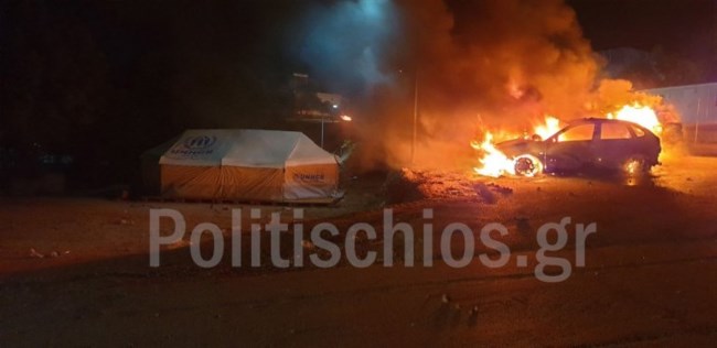 Σοβαρά επεισόδια τη νύχτα σε καταυλισμό της Χίου μετά τον θάνατο 47χρονης - Κάηκαν αυτοκίνητα, ζημιές σε φρουρές
