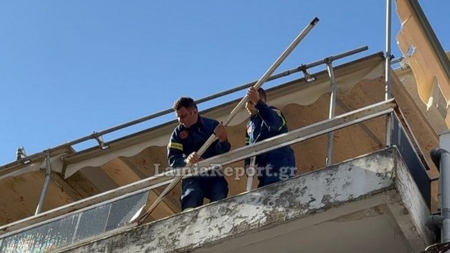 Λαμία: Κάγκελο με τζάμια κρεμόταν πάνω από τα κεφάλια περαστικών [εικόνες - βίντεο]