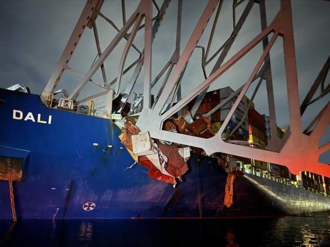 Γιατί κατέρρευσε η γέφυρα στη Βαλτιμόρη μέσα σε 4 δευτερόλεπτα μετά την πρόσκρουση του πλοίου- Ο περίεργος καπνός από το πλοίο