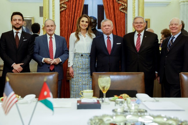 Τα κομψά μονόχρωμα looks της Ράνια & της Μπάιντεν: Safe και chic σε κόκκινο και royal blue