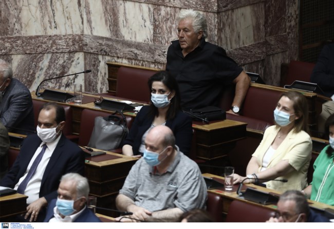 Βουλή: Όλοι με μάσκα λόγω κορονοϊού εκτός από τον "επαναστάτη" Παπαχριστόπουλο