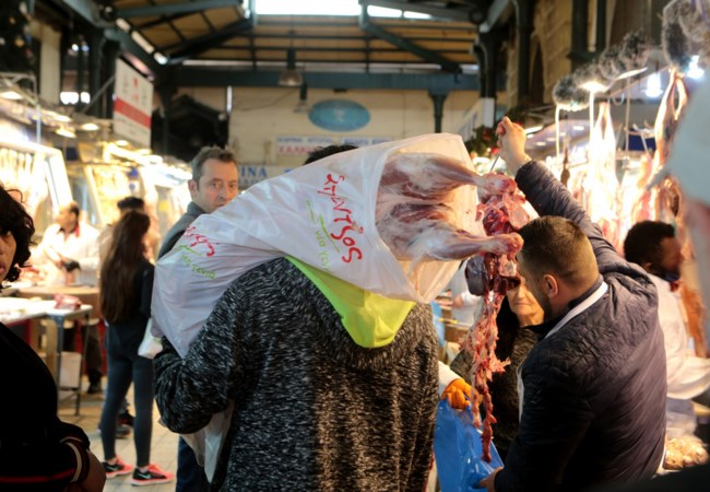 Η αγορά της καραντίνας: Τα "πεσκέσια" από το χωριό, οι τηλεφωνικές παραγγελίες και τα σοκολατένια λαγουδάκια "I love Tsiodras"