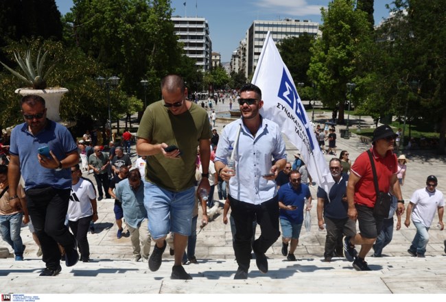 Απεργούν τα ταξί: Κίτρινο ποτάμι στο Σύνταγμα - Αυτοκινητοπομπή στο υπουργείο Τουρισμού [εικόνες - βίντεο]