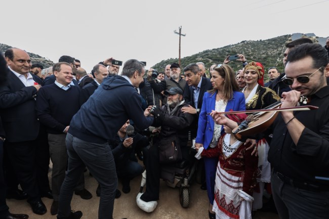 Με λύρα και μαντινάδες υποδέχτηκαν τον Μητσοτάκη στο εργοτάξιο του ΒΟΑΚ [εικόνες-βίντεο]