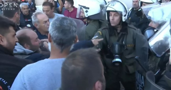 Αλεξανδρούπολη: Μπλόκο αγροτών με τρακτέρ για την άφιξη Μητσοτάκη - Στην Αθήνα πανελλαδικό συλλαλητήριο στις 12:00