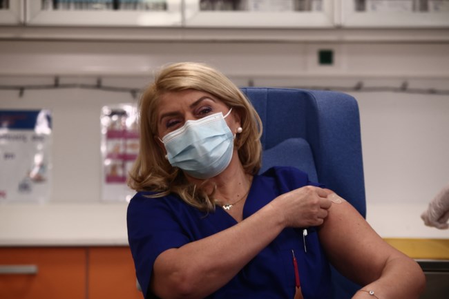 "Θεωρίες συνωμοσίας" πίσω από το κόσμημα που φορούσε η πρώτη νοσηλεύτρια που εμβολιάστηκε κατά του κορονοϊού