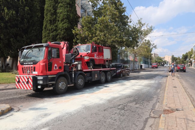 Ανατράπηκε πυροσβεστικό όχημα στη Ν. Χαλκηδόνα - Ένας πυροσβέστης τραυματίστηκε