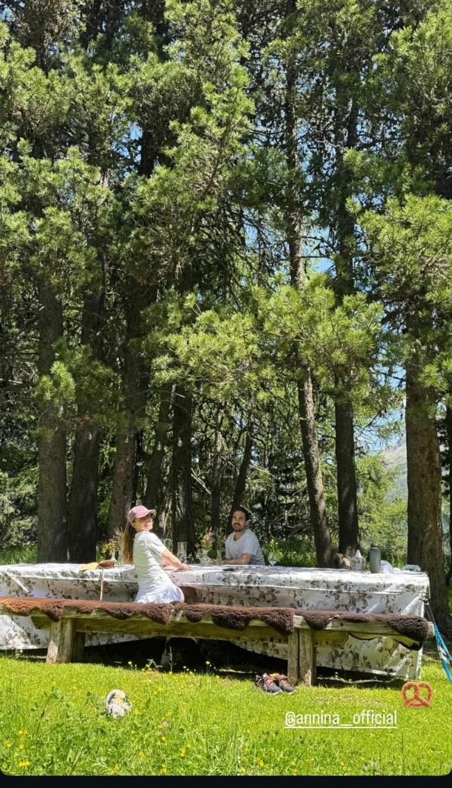 H Νίνα Φλορ με τον σύζυγό της Φίλιππο για lunch στην εξοχή - Με λευκό Τ-shirt ο Ντε Γκρες