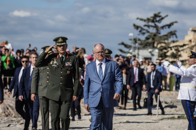Νέα βλάβη για τον ανελκυστήρα στην Ακρόπολη - Αναγκάστηκε να ανέβει με τα πόδια ο Κώστας Τασούλας