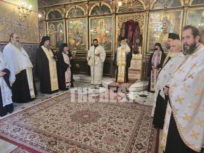 Θλίψη στην κηδεία του δημάρχου Αιγιαλείας: Σκεπασμένο με την ελληνική σημαία το φέρετρο - Ποιοι έδωσαν το παρών [εικόνες]