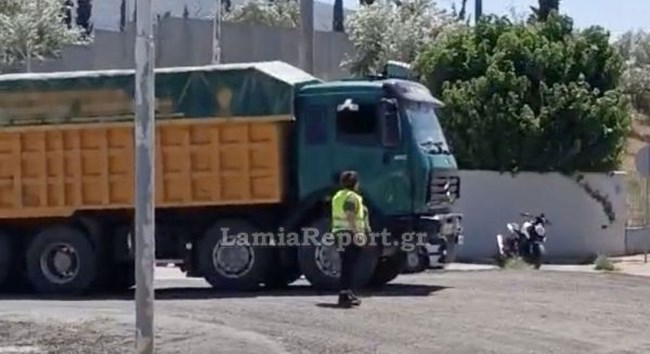 Βοιωτία: Μετωπική σύγκρουση φορτηγών - Απεγκλωβίστηκε οδηγός [βίντεο]