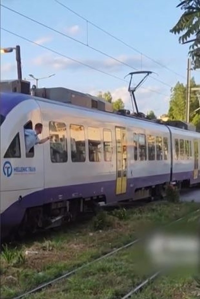 Μηχανοδηγός σταμάτησε το τρένο στην Ιερά Οδό και επέπληξε τον ελεγκτή διάβασης που έπαιζε στο κινητό:  "Από τύχη ζούμε"